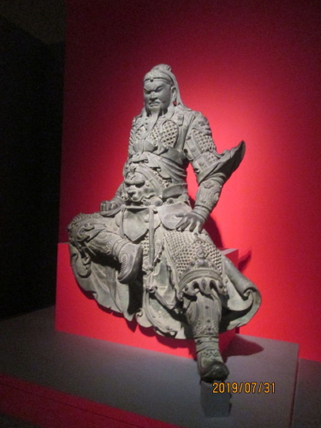 公式サイトより<br />日中文化交流協定締結40周年記念 特別展「三国志」 / 平成館 特別展示室 2019年7月9日(火) ~ 2019年9月16(月) <br />本展は、「リアル三国志」を合言葉に、漢から三国の時代の文物を最新の成果によって読み解きます。2世紀末、漢王朝の権威がかげりをみせるなか、各地の有力武将が次々に歴史の表舞台へと躍り出ました。そうして魏、蜀、呉の三国が天下を分かち、新時代へと向かう大きなうねりとなりました。近年、三国志をめぐる研究は曹操高陵(そうそうこうりょう)の発掘など空前の活況を呈しています。それらは実物ならではの説得力と、歴史書や物語をしのぐ迫力があります。<br />私の最初の中国は昔三国志の旅から始まりました。中国の三国志の旅・統括編 https://4travel.jp/travelogue/10927323