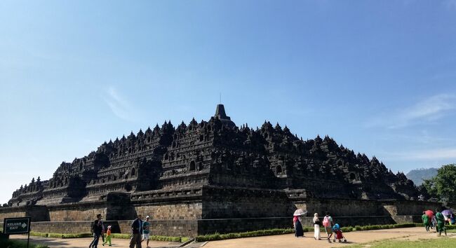 プランバナン寺院とボロブドゥール遺跡に行ってきました。備忘録な記録です。<br /><br />1ルピア = 0.0078 円(2019年5月)<br />(10,000ルピア ≒ 80円)<br /><br />ジャカルタのスカルノ・ハッタ空港での入国審査で、観光であっても商用にあたるVOA(到着ビザ)を取らされる事があると聞いていたので少し憂鬱であったが、難なく入国出来て杞憂に終わってよかった。入国審査で聞かれたことは、入国目的、泊まるホテル名、帰りのチケットの有無。