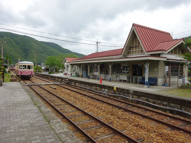 神戸に行く用事ができまして、鳥取県内からじわじわと南下して神戸に近づいております(笑)<br /><br />鳥取から若桜鉄道に乗車し、その後因美線で南下して、津山まで来ました。<br />津山では、駅構内のある「津山まなびの鉄道館」を見学。<br /><br />さて、ここから何をするかというと、廃線跡巡りをします。<br /><br />かつて、津山から車で30分くらいの柵原町(現美咲町)から、現在の備前市の片上というところまで、「同和鉱業片上鉄道」という私鉄が走っていました。<br />もともとは柵原鉱山で採れた鉄鉱石を、港に面した片上まで運搬するための鉄道で、それとともに旧型のディーゼルカーや客車が走る今思えば魅力的な鉄道でしたが、平成3年に廃線になってしまいました。<br /><br />その一部は保存鉄道として現存し、残りの部分もサイクリングロードとして整備され、一部の駅は休憩所として残されています。町の中にあった片上駅の跡も残っています。<br />これらに一度訪れてみたくて、今回わざわざレンタカーを借りて巡ってみました。<br /><br />そして、片上からほど近くに日生(ひなせ)というところがあります。<br />ここのB級グルメとして有名な「カキオコ」を食べに行ったのでした。