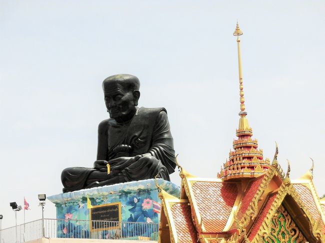 建物の上にある黒い巨大なお坊さんの像。<br />このお坊さんはルアンプートゥアットという、今から400年前のアユタヤー時代に実在したお坊さんだそうです。<br />海水を真水に変えたなど様々な逸話が残っているお坊さんで、タイでは知らない人はいないそうです。<br />このお坊さんを祀っている寺院はタイ全土にいくつもあるそうですが、今回行ったお寺は、巨大な黒い像が象徴的です。<br /><br />BTS・E15サムローン駅から約400ｍですので、歩いて行けますよ。<br />入場無料です。