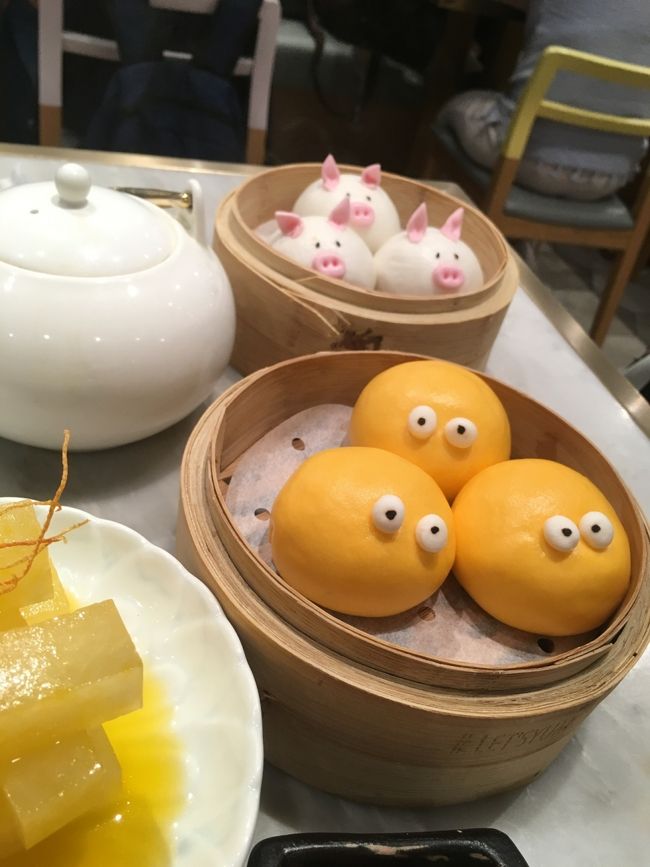 香港4日目<br /><br />昨日から急に影響出てきた台風。<br />「これ日本に関係ないやつ」な台風7号でした。<br /><br />日本の台風もデモもストも無事やり過ごしたのに、ここに来て一気に帰国まで心配になる原因がまさかの台風とは。危うくホテルに缶詰になるところでした。