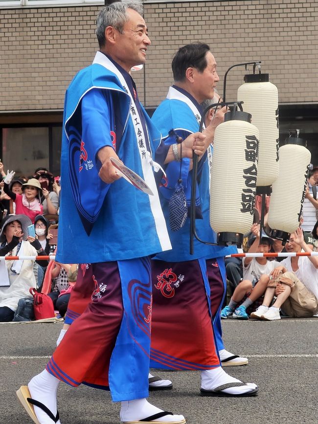 福島わらじまつりは、福島県福島市の夏祭り。日本一の大きいわらじを担ぎ市街地を練り歩く特徴から、福島県を代表する祭りに数えられる。 開催は毎年8月初旬。福島県福島市で2日間行われる。<br /><br />江戸時代から300年以上の歴史がある信夫三山暁まいりを参考に、1970年（昭和45年）に福島市及び福島商工会議所が市民の健脚を願って始めた夏祭りである。旧正月14日に片方の大わらじを奉納（信夫三山暁まいり）し、8月にもう片方の大わらじを奉納する。8月の祭りが福島わらじまつりである。わらじの大きさでは恐らく日本一の大きさを誇る。東北6大祭りこと東北六魂祭の一つに数えられている。 <br />（フリー百科事典『ウィキペディア（Wikipedia）』より引用）<br /><br />福島わらじまつり　については・・<br />https://www.waraji.co.jp/<br /><br />東北絆まつり2019福島 <br />開催日　　2019年6月1日(土)・2日(日)　2日間  パレード開催時間:　6月2日(日)12:30-15:00<br />福島市内　旭町交差点―＜国道4号＞―仲間町交差点―＜腰浜町町庭坂線＞―福島文化学園前　　約1.1kmを往復<br /><br />東北絆まつり/福島　については・・<br />http://tohoku-kizunamatsuri.jp/<br />