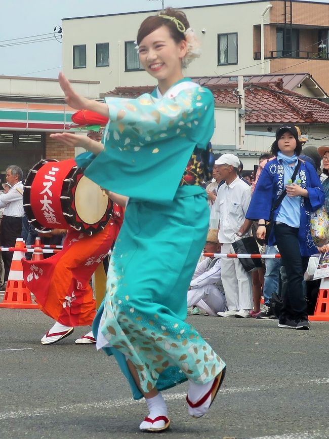 盛岡さんさ踊りは、岩手県盛岡市にて毎年8月1日から4日にかけて行われる祭りである。<br />藩政時代から盛岡市近郊各地で行われていた伝統的な様々な「さんさ踊り」を統合、観光イベント化して1978年から開催を継続しているのが現在の「盛岡さんさ踊り」である。 <br /><br />勇壮さで知られる東北の祭りの中においては歴史が浅いため、開始当初は比較的に知名度が低かったが、開催者や地元マスコミなどがPRに努め、現在では知名度が向上、「東北五大夏祭り」の名称が定着しつつある。2007年6月には世界一の和太鼓の数の祭りとしてギネス世界記録に登録された。 <br /><br />盛岡市中心部のメインストリート中央通りをパレード会場として開放し、「サッコラチョイワヤッセ」という独特のかけ声と共に踊り手が優雅に舞い、太鼓が打ち鳴らされる。踊り手らはパレード形式で、中央通り一帯を盛岡市役所前から踊りながら進む。パレードの途中には、仮装集団、花車が登場し祭りを盛り上げる。また、花車は、輪踊りの際のやぐらとしても使われている。 <br /><br />各団体は、おおむね太鼓、笛、踊りの3パートから構成されている。太鼓のパートであっても個人の身につけて踊り進むことから、パレード参加人数に比例して必然的に太鼓の絶対数が増えるため、「日本一の太鼓パレード」との呼び声も高い。<br />（フリー百科事典『ウィキペディア（Wikipedia）』より引用）<br /><br />盛岡さんさ踊り　については・・<br />http://www.sansaodori.jp/<br /><br />東北絆まつり2019福島 <br />開催日　　2019年6月1日(土)・2日(日)　2日間 <br />パレード開催時間:　6月2日(日)12:30-15:00<br />福島市内　旭町交差点―＜国道4号＞―仲間町交差点―＜腰浜町町庭坂線＞―福島文化学園前　　約1.1kmを往復<br /><br />東北絆まつり/福島　については・・<br />http://tohoku-kizunamatsuri.jp/<br />