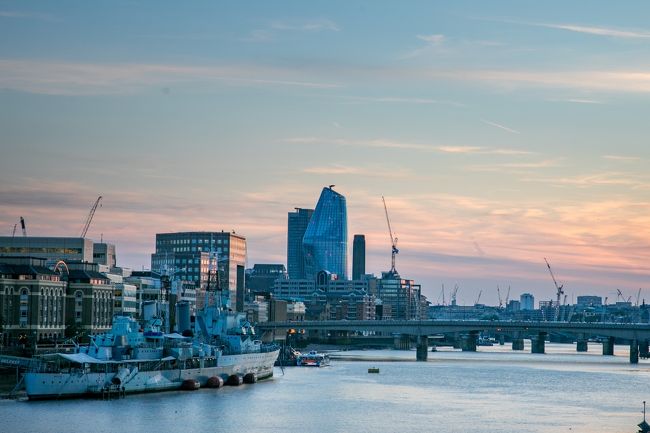 3月の超弾丸旅行以来すっかり魅了されてしまったロンドン。<br /><br />今度はゆっくりじっくり、夫も連れて行きたかったので夏休みを使って再訪しました。<br /><br />ロンドンだけで6泊はさすがに長いので、最初はイングランド内で周遊するつもりでしたが、ネットで見つけたスコットランドのエジンバラの風景がすごく好みで気になる・・。<br /><br />しかも、今回ハリー・ポッタースタジオ訪問も予定していたのですが、エジンバラは原作の発祥の地だというではないか!あの世界観が生まれた土地、きっと素晴らしい所に違いない・・。<br /><br />と言う訳で、聖地巡礼ではないのですが(実際ロケ地巡りはしていないし、特にハリー・ポッターにフィーチャーした旅ではありません)、映画7部作を全て見返した上で行ってきました!<br /><br />前編<br />https://4travel.jp/travelogue/11521606<br /><br />7月10日 11:20 JL43 羽田 - ヒースロー<br /> 19:05 BA1458 ヒースロー - エジンバラ<br />7月10日-12日 Aparthotel Adagio Edinburgh Royal Mile 2泊<br />7月12日 23:40 カレドニアンスリーパー エジンバラ - ロンドン<br />7月13日 07:00 ロンドン着<br />7月13日-16日 Thistle Trafalgar 3泊<br />7月16日 19:15 JL44 ヒースロー - 羽田<br />7月17日 15:00 羽田着