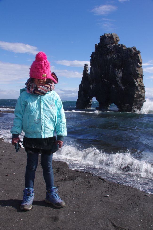 8歳の娘と二人でフェロー諸島とアイスランドに２週間旅行してきました。今回のライターはさとう家の旦那のほうです。<br /><br />友人がフェロー出身だったので、フェローはレンタカーで個人旅行的に。アイスランドでは風呂トイレ共同のようなバスツアーでアイスランドを6泊で一周しました。<br /><br />家族で全員で行くのかと思いきや、妻からは「一人で行ってきたら」と言われ、さすがに一人じゃ面白くないしということで8歳の娘を誘う。子供なのに出不精な彼女をその気にさせるのはかなりの時間と労力がかかったけど、なんだかんだ直前にはテンションもあり（相当焚きつけた）、人生初の父と娘の旅行とあいなりました。結果、二人だけでよかったと終わってからは思う。下の子達には大自然や寒い環境等、まだ早いと思ったし、コスト的に二人でもかなりでした。<br /><br />この旅をとおして娘は大きく成長した。と言いたいところですが、ワガママで甲斐性がなく、何度喧嘩したことか。やっはり遺伝なんだなと実感した旅でした。<br /><br />リングロード一周の6泊7日7ツアーはNicetravelの7 day guided ring road tourです。<br /><br />5月24日：中東のどっか&gt;イスタンブール&gt;コペンハーゲン&gt;フェロー<br />25日:Vagr(フェロー)<br />26日:Torshavn(フェロー)<br />27日:Torshavn&gt;Reykjavík(アイスランド)<br />27日:Reykjavík<br />28日:バスツアー1日目Reykyavic &gt; Vik<br />29日:バスツアー２日目Vik&gt;Hornafjörður <br />30日:バスツアー３日目Hornafjörður &gt;Skjöldólfsstaðir<br />6月1日:バスツアー４日目Skjöldólfsstadaskóli&gt;Húsavík<br />2日:バスツアー５日目Húsavík&gt;Húnavellir<br />3日:バスツアー６日目Húnavellir&gt;Hvitarbakki <br />4日:バスツアー7日目Hvitarbakk&gt;Reykjavík <br />5日:Reykjavík &gt; Copenhargen<br />6日:Copemhargen &gt;istandbul&gt; 中東のどっか