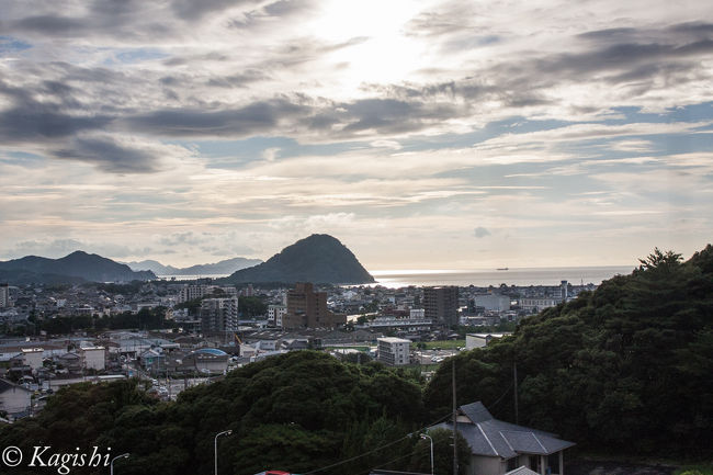 2019年の夏休み、今年は山口への旅です<br />山口は萩と秋吉台くらいのイメージしかないのですが、最近何かと絶景が話題になっているのでその辺を回る旅をざっくりと計画<br />萩に行ってみると「明治日本の産業革命遺産」というものが残されており、山口が日本の発展の礎となっていたことを勉強させてもらいました<br />出発が遅かった初日は「明治日本の産業革命遺産」大板山たたら製鉄遺跡跡を見学<br />