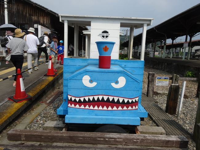 　涼しいコンビニ店内で空腹を満たし、二俣駅に向かう。<br />　日本で転車台施設が残っているのは、この駅だけだという。<br />　（本当かなあ～？）<br />　そんな骨董品が残っているだけでなく、まだ現役で、「転車台ツアー」と称する見学サービスも毎日行われている。<br />　そのツアーが始まるのは午後１時５０分。<br />　それに間に合うように私たちは急ぎやって来た。<br />　<br />　