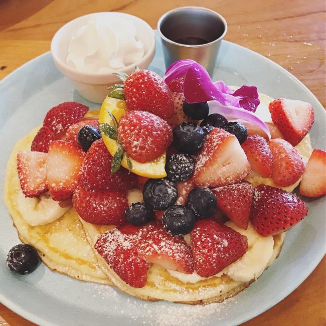 8月に入り、お出かけしたいけどどこにいこうか...と悩んでいたら夫がパンケーキ食べたいと歌い出したのでカイラカフェに行ってみることに。<br /><br />2019年パンケーキブームは去りましたが5年くらい前にカイラカフェは行ってみたかったので今回予約してみました。<br /><br />その後、北谷稲荷神社で御朱印をもらい、NHKスタジオパークにも行ってみました。<br />近くの代々木公園ではスリランカとペルーフェスティバルがやっていたので覗き見。<br /><br />暑すぎて11時から行動して16時半には帰宅という短時間行動ですが久しぶりに外出できて楽しかったです。