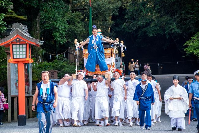 　神輿発祥の地宇佐神宮で、３日間にわたって夏越祭りが盛大に行われます。初日は３基の神輿が上宮から頓宮へご神幸する「お下り」です。