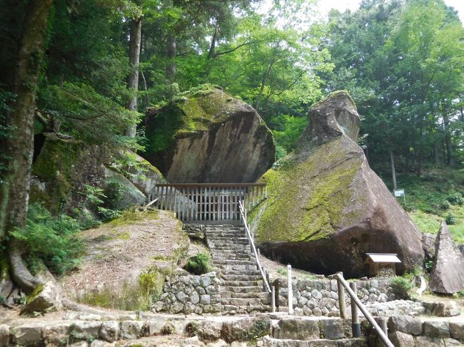 2019年7月28日（日）～29日（月）の1泊2日、クラブツーリズムのバスツアー『1名1室同旅行代金！飛騨グルメなど1泊4食付き！日本三名泉・びっくり下呂温泉』に参加しました。<br />心配していた台風6号は熱帯低気圧に変わり、梅雨も明けて夏本番の快晴でした。<br />旅行日程は以下の通り<br /><br />1日目：新宿(8:10発 ※7/14、8/10・12・14、9/14・22、10/12、11/2は7:30発)--恵那（恵那鶏と牛肉すき焼き鍋の昼食/50　分)--付知峡(コバルトブルーの神秘的な滝壷を見物/40分)--下呂温泉合掌村（合掌造りを移築した集落を自由散策/50分)--下呂温泉・ホテルブリーズベイホテル＆リゾート下呂(泊）※日本三名泉・下呂温泉に宿泊・夕食は鶏もも肉とキャベツに特製タレがよくからんだ飛騨の郷土料理「鶏ちゃん」の和会席<br /><br />2日目：下呂温泉--下呂駅--＜中山七里ローカル列車＞--焼石駅--飛騨金山(映画のセットのようなレトロな町並み/40分)--金山巨石群(東京発バスツアー初登場・不思議な古代の巨石群を見物/30分)--舞台峠(日本一連続受賞米「銀のみかづき」と「飛騨牛朴葉味噌焼き」の昼食/60分)--妻籠宿(自由散策/50分）--新宿<br /><br />大型観光バス2台で総勢80名以上の大団体旅行でした。添乗員さんとドライバーさんに全部お任せのお気楽国内旅行でした。<br />その2は２日目、下呂温泉～新宿まで