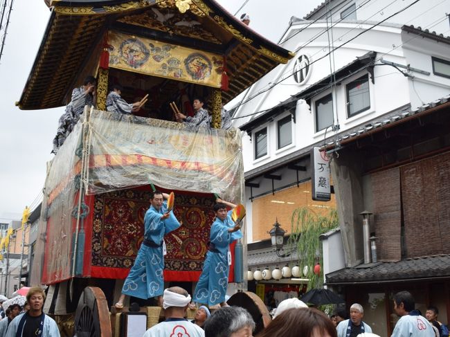 2019年7月、祇園祭の前祭、準備が進む鉾町を歩きました。鉾立の様子、曳初めが終わって提灯を飾り付けている函谷鉾、そして放下鉾の勇壮な曳初め。あいにくの小雨でしたが、間近でじっくり見ることができました。<br /><br />・曳初めが終わって提灯が飾り付けられた函谷鉾<br />・準備が進む、菊水鉾や月鉾、長刀鉾<br />・翌朝の菊水鉾、大船鉾、鶏鉾、函谷鉾、長刀鉾<br />・準備中の霰天神山、伯牙山、白楽天山、占出山<br />・占出山のちまき売りと懸装品<br />・放下鉾:鉾立の様子と曳初め<br /><br />表紙写真は、放下鉾曳初めの様子。
