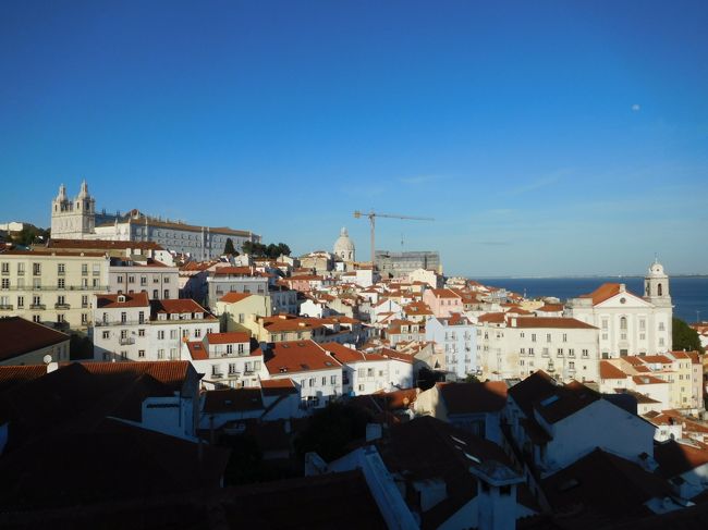 2019年3月は2度目のポルトガルをメインに周遊しました。前回ポルトガルに行ったのは2005年、この時はスペイン周遊がメインで、ポルトガルはリスボンとリスボンから日帰りツアーで行ける中南部しか行きませんでした。今回はポルトなどの北部、そしてスペインに入ってサンチアゴ・デ・コンポステーラにも行きました。<br />　南部も中部、北部もどの街も街並みが絶句するほど美しく、建物もカテドラルや教会など壮大で素晴らしかったです。<br /><br />---------------------------------------------------------------<br />スケジュール<br /><br />　3月16日　羽田空港－パリ空港－リスボン空港　[リスボン泊]　<br />　3月17日　リスボン－（バス）エヴォラ観光－リスボン<br />　　　　　　[リスボン泊]<br />★3月18日　リスボン－（列車）シントラ駅－（バス）ペーナ宮殿観光－<br />　　　　　　（バス）王宮－シントラ駅－リスボン観光　［リスボン泊］　<br />　3月19日　リスボン－（バス）ナザレ観光－（バス）コインブラ観光<br />　　　　　［コインブラ泊］　<br />　3月20日　コインブラ観光ー（列車）ポルト観光　［ポルト泊］<br />　3月21日　ポルト観光　［ポルト泊］<br />　3月22日　ポルトー（列車）ギマランイス観光ーポルト観光－（バス）<br />　　　　　－サンチアゴ・デ・コンポステーラ観光<br />　　　　　［サンチアゴ・デ・コンポステーラ泊］<br />　3月23日　サンチアゴ・デ・コンポステーラ観光　<br />　　　　　［サンチアゴ・デ・コンポステーラ泊］<br />　3月24日　サンチアゴ・デ・コンポステーラ－ー（列車）<br />　　　　　マドリード・チャマルティン駅ー（列車）－マドリード空港<br />　　　　　－ドーハ空港　<br />　3月25日　－成田空港