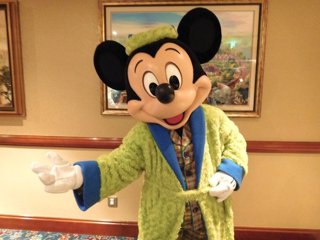 上海ディズニー2日目後半から3日目にかけてはホテルにこもります!<br /><br />ホテルのコンシェルジュでパークチケットを購入すると翌日分のファストパスが1枚予約出来るのですが、日中の暑さに参ってしまったのとキャラグリや観たかったショーなどは一通り堪能したので明日はインパしないことにしました。<br /><br />そしてせっかくのクラブレベル宿泊なので、クラブラウンジのマジックキングダムクラブで美味しい食事とパジャマ姿のミッキーグリーティングを楽しみます(=´∀`)人(´∀`=)<br /><br />さらに、お城を使って実施される夜のショー、イグナイト・ザ・ドリームをラウンジから鑑賞しちゃいます☆<br /><br />それでは、ラウンジで過ごした2日目後半の様子です(*゚▽゚)ノ
