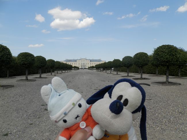 グーちゃんだよ。<br />ルンダーレ宮殿の視察を進めるグーちゃん。<br />家主と思われるピーターがいろいろ説明するのだが<br />ちょっと面倒くさい奴だったの。<br />それに、ピーターっていったい何者なんだ?<br />まぁ、いっか・・・。<br />