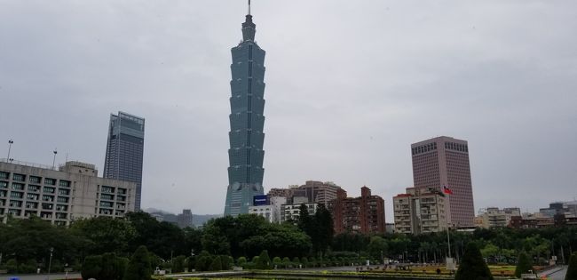 5月2日 台北到着2日目、天気は梅雨の為、あまり良くありませんでした。<br />でも台北は久しぶりなので、地下鉄に乗って街へ繰り出しました。<br />ヨーヨーカーは以前に使用したものに残金があったので、そのまま使用しました。スマホで残金も確認できます。<br />まずは、台北駅に行き、台南へ行く新幹線のチケットを受け取って、忠孝新生へ向かい、その後、孫文さんに会いに行き、遅めの昼食は鼎泰豊、夜は胡椒餅を求め、ラオハージエグアングアンイエシーを訪れました。<br />