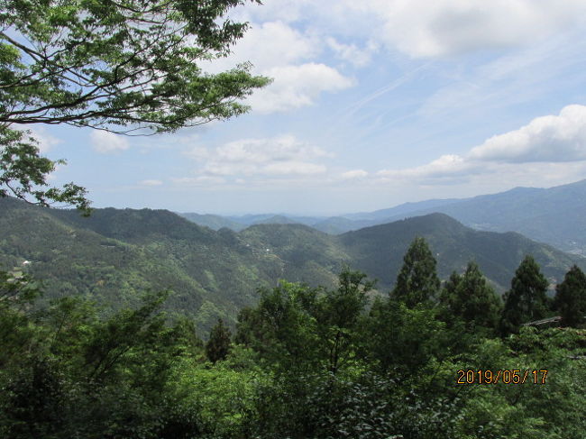 韓国出身女性が住職を務める珍しいお寺。全国２０数万ケ寺ある中で、女性住職のお寺も何ケ寺はあるだろうが、韓国女性が住職というのは、全国広しと言えども、この寺だけだろう。だけれども、寺の佇まいは他の八十八ケ寺と変わるところはない。そこにハングル文字が氾濫しているとか、キムチの匂いが漂ってくる、ということはない。この寺は、元々は道路の向かい側にある一宮神社の別当寺として、長らく信仰されてきたので、神仏分離されたからと言って、昔のままの様式が変わるわけでもない。そうした関係でこの寺は以前は一宮寺と呼ばれていたが、明治以降、寺名を変更し、現在の大日寺になったとのことである。<br /><br />お寺での参拝を終え、駐車場まで戻る途中の道沿いに旅館風の2階建てがあり、宿坊との看板が出ていた。だが、同時にその横に現在閉鎖中とのお知らせも出ていた。二日間お寺に併設される幾つかの宿坊を見てきたが、その多くに閉鎖中との案内が出ていた。車社会の現代、歩き遍路の数も減って、こうした宿坊の経営は成り立たなくなっているのだろうかと、添乗員に聞いてみると、数年前に改正された旅館営業法で、トイレや衛生設備の改装が必要になり、小規模の民宿経営ではそれだけの費用を掛けられず、閉鎖に追い込まれている、との説明であった。道路際の窓から中を覗いてみると、6畳位の古部Ýか幾つか並んでいた。<br /><br />再び例の韓国伝統芸能の看板のあるスタジオ小屋のある駐車場に戻り、これから剣山の麓、神山町にある第十二番焼山寺に向かう。歩き遍路だと十一番藤井寺～十二番焼山寺～十三番大日寺と順番通りに巡るのだが、バスでの巡拝なので、行き順が都合の良いように、反対順に回る。大日寺を出るとバスは山間部の集落地を走り抜け、剣山の山懐に向かって走っていく。歩車道の区別ない道路際を時々お遍路さんが歩いている。日本人よりかむしろ外国人、特に白人男女の姿が多いようだ。大日寺から焼山寺までは約12キロの山道。大変な労苦であるに違いない。<br /><br />この焼山寺は焼山と呼ばれる標高９００ｍを越える山の中腹にあり、八十八ケ寺の中でも三番目に高い場所にある。神山の町を通り抜け、お寺の取り付け道路のギリギリ、観光バスが入れる直前まで行って、そこで小型のマイクロバスに乗り換え、2台に分乗して急な山道を登っていく。対向車とすれ違うのがやっとの狭い山道で、1回下ってきた乗用車と鉢合わせしたが、登り優先、乗用車がやや広がった場所まで１００ｍ以上もバックしてくれて、漸くすれ違うことができた。お寺の直下の駐車場からは更に３００ｍ程の坂道を登り、漸く山門に到達した。「摩盧山」と書いてある。この文字は何とか読むことが出来た。その山門の手前、森が開けた辺りからの吉野川源流付近の眺めは実に新鮮だった。