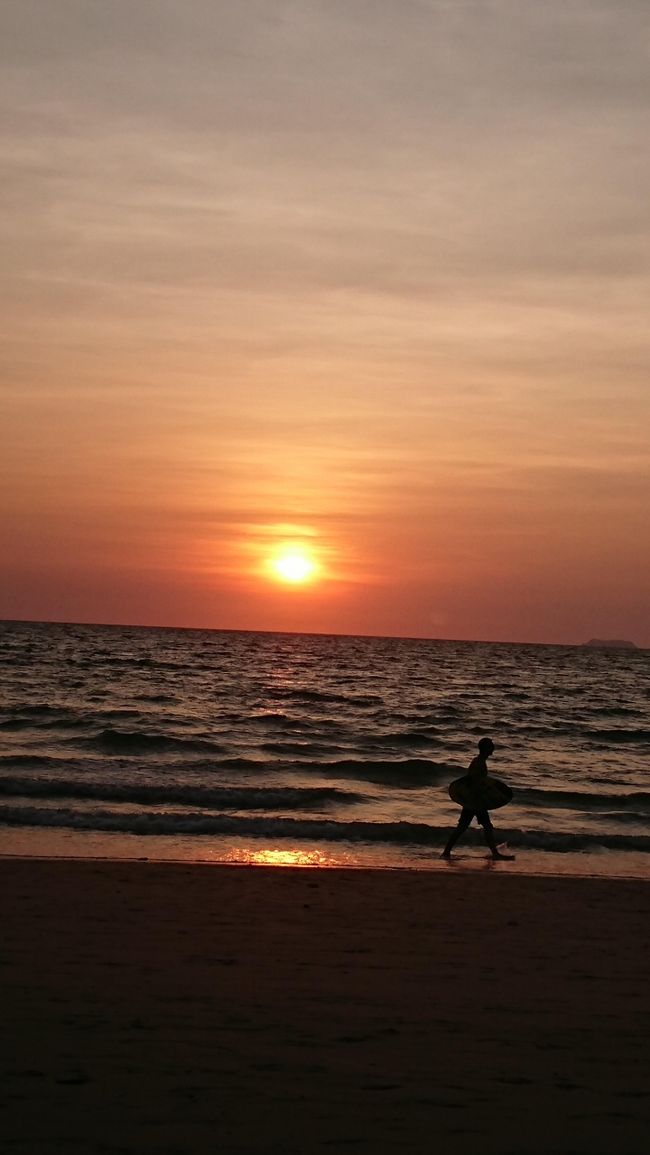 　綺麗なビーチと珊瑚礁を求めて、目的地をンガイ島（ハイ）に決めたのは数日前。ついマイナーなところに惹かれてしまうんだよねぇ。で、なかなかの僻地なのでランタ島で一泊。どうせならランタ島もちょっと回ろうと、レンタバイクで島ほぼ一周。ほぼというのは正式に一周できる道がないので。。。