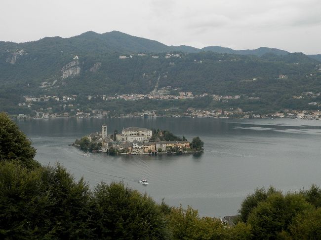 イタリア旅の滞在3番目は湖水地方の町、オルタ・サン・ジュリオ。滞在中は時折り雨が落ちてくる天候で、空も湖面も水色と言うより灰色に近いかも。しかし、小高い山と緑に囲まれて、中央に小さなサン・ジュリオ島が浮かぶオルタ瑚の美しさと言ったら。都会とは違う静けさに包まれ、高台には人々の祈りの場所・聖地サクロ・モンテがあるオルタ・サン・ジュリオ、良かったです。ローマ・フィウミチーノ空港から空路でミラノ・マルペンサ空港へ。そこからオルタ・サン・ジュリオへはマッジョーレ湖畔のストレーザを通るバスも利用したので、途中、湖や付近の山々の姿も見られました。<br /><br />〈旅の予定〉<br />9月4日伊丹→成田→ローマ<br /> 実際は9月3日関空→羽田、東京前泊<br /> 9月4日成田→ローマ<br />9月5日ローマ→ティーボリ<br />9月6日ティーボリ→オルタ・サン・ジュリオ<br />9月7日オルタ・サン・ジュリオ→トリノ<br />9月8日トリノ<br />9月9日トリノ→ミラノ<br />9月10日ミラノ<br />9月11日ミラノ(→アムステルダム)→<br />9月12日関空<br /> 実際は9月11日ミラノ→<br /> 9月12日成田、羽田→伊丹<br />