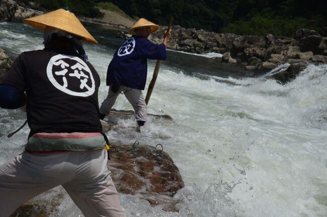 東京から紀伊ノ国・北山村は遠い。<br /><br />実は一昨年、北山村に向かって出発したが折からの東海ゲリラ豪雨で鉄道が不通となり到達できず断念。<br />昨年も申し込んだが、台風接近で筏下り自体が中止。<br /><br />今年も4月に申し込み、直近の1週間は天気予報と北山川小森ダム放水量を眺めて一喜一憂する毎日だった。<br /><br />今回はせっかく南紀まで行くので、まだ参拝していない伊勢神宮の別宮に参拝する計画と合わせることにした。<br /><br />3度目の正直、やっと念願の筏下りを体験することができた。<br /><br />・1日目<br />　東京→北山村　おくとろ温泉やまのやど泊<br />・2日目<br />　「筏下り」　北山村→熊野市　入鹿温泉瀞流荘泊<br />     ------------ここまで前編----------<br />・3日目<br />　熊野市→滝原　滝原宮参拝　滝原→伊勢市　月夜見宮参拝<br />　伊勢市→鳥羽相差町　漁師の宿浜栄泊<br />・4日目<br />　松尾→上之郷　伊雑宮参拝<br />　鳥羽→鵜方　横山展望台　志摩国際ホテル<br />　近鉄「しまかぜ」賢島→名古屋<br />　ＪＲ「ムーンライトながら」名古屋→東京（翌朝着）　<br />