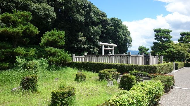 天皇に準じるとされ、天皇と呼ばれるも「*代」と言う系統の中には組み入れられていない天皇もおられる。現在、日経新聞で連載中の「ワカタケル」の中に出てくる「イヒトヨ(飯豊)」は第22代清寧天皇の崩御後、第23代顕宗天皇の間に一時執政を取ったと言われています。飯豊皇女または飯豊王女と呼ばれているところから女性ですので、日本史上初の女性天皇は第33代推古天皇では無く彼女だったかも知れません。