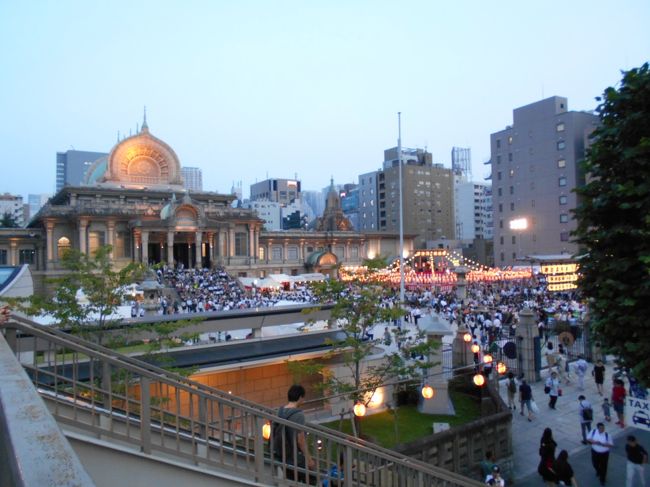 7/31水~8/3土の4日間 築地本願寺盆踊りが開催されました。<br /><br />東京メトロ築地に着くと、賑やかな音が聞こえてきました。<br /><br />外国のお友達と 踊って、食べて夏の日本を楽しんでもらいました。<br />