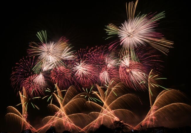 長岡の花火は芸術性が高く、スケールも大きく、全国的に有名である。一度は見てみたい、そして可能なら写真を撮りたいと思ったが、チケットの入手、交通手段など複雑そうだ。そこでバスツアーに参加した。ツアーのシート席は花火を正面に見る恵まれたものだった。期待通り、「この空の花」、「故郷はひとつ」などの高度な花火を楽しめたし、幅2kmを超えるという超大型スターマイン、「フェニックス」は視界一杯に広がるのを眺められた。さらに3尺玉3連発、1尺玉100連発もある、豪勢なプログラムだった。カメラが座高の高さを超えなければ三脚を置いてもいいと寛大だったので、観覧しながら撮影することも出来、大満足の旅だった。