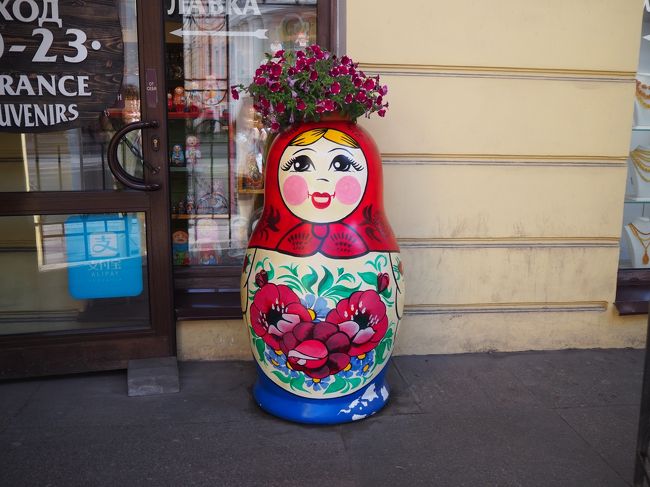 ロシアはサンクトペテルブルクとモスクワを旅して来ました。<br /><br />まずはロシアビザのお話…。<br />私は出来る限りビザも自分で取得したいと思っていまして(それさえも旅の一部と思っています)今までもインド・カンボジア・ミャンマーとビザを自分で取得しました。<br />ですので、行きましたよ…ロシア大使館領事部へ!<br />申請時間が9:30からでしたので8:30頃には到着しました。<br />えっ!!驚くほど長蛇の列( ゚Д゚)<br />ロシアの旅は人気なんだなー(*^^*)とウキウキしながら待つこと1時間。<br />入り口が開いて順々に整理券を取っていくようです。<br />前の方から「えーっ」「なんでー?」「うそーっ」と驚きの悲鳴が…。<br />どうやら1日に受付する人数が決まっているようで(24件)整理券が取れないと今日はサヨナラーらしいのです(/ω\)<br />そんなのネットにも載ってなかったし、ロシア大使館のHPにも載ってなかった(`´)<br />怒りMAXの私は翌日始発に乗り朝6時から大使館前に並んでやりましたよ(`´)1番乗り!!<br />7時ごろからドンドン人が並び始めました。<br />もちろん整理券は1番をゲットして無事に申請を終えて、1週間後に引き取りに行きました。<br />2019年7月からは完全予約制になっていますので、大使館に並ぶ人もいなくなっているのでしょうね。<br />でも予約も取りずらいのだそうですよ(-"-)<br /><br />出発前にこんなことがありましたが、行ってみて大満足!<br />とにかく楽しかった!人が優しい!街が美しい!美味しいものいっぱい!<br />行先の選択に間違いはなかった(^^♪<br />思い出しては「よかったなー♪」とつぶやいてしまう私です(*^^*)<br /><br /><br />