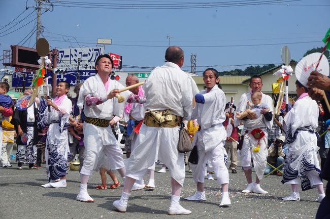 国の重要無形民俗文化財に指定され、 日本三大船祭りのひとつともされている真鶴、貴船神社の貴船まつり。去年は、大型台風の襲来で中止となってしまったので、今年はそのリベンジです。ただ、今年も台風の影響で、ハイライトの船で港を渡る海上渡御は中止。本来なら渡御で使われるはずの華やかな飾り船も、無造作に港の傍らに置かれているだけでした。<br />では、何を見たらいいんだ？みたいな感じでしたが、駅前では、順繰りに花山車、鹿島連、神輿、東西囃子連のパーフォーマンス。赤ちゃんに福を授ける鹿島連の踊りはほのぼのとして独特のリズム。しっとりと長い歴史が詰まっているような雰囲気は印象に残りました。そして、一転して激しい神輿の練りも見応えあり。ここでも少し留飲を下げた感じになりました。<br /><br />一方で、貴船まつりに絡めて、その前に東海道の６番目の宿場町、旧藤沢宿の散策。ただ、藤沢といっても藤沢市としては江の島の方のイメージが強くて、藤沢駅周辺は印象的にはパッとしない。今回、旧藤沢宿のメインストリートを確認しても、これまでのイメージは大きくは変わらなかったような気がします。<br /><br />ということで、やっぱり藤沢は遊行寺ですね。正式名称は清浄光寺。一遍の開いた浄土宗の一派、時宗の総本山で、踊念仏で知られる遊行上人というのは一遍のことです。一遍は、四国の松山、湯築城に根拠を置き、河野水軍を率いた名門、河野一族の出身。<br />ところで、河野一族のことですが、源平合戦で源氏に味方し、鎌倉幕府の御家人となったり、足利幕府でもなんとか伊予国守護職を得ますが、細川氏や長曾我部氏の侵攻に、内紛等も重なり、結局、戦国大名にはなりきれない。最期は豊臣秀吉の四国征伐で、小早川隆景の説得を受けて降伏。57代の歴史に幕を閉じることに。瀬戸内の水軍といえば、村上水軍を思い起こす人も多いと思いますが、村上水軍は、外形的には河野氏の配下にあったという関係。あくまで、河野氏が伊予国の本流です。<br />豪族の出身という教祖は珍しいような気もしますが、浄土真宗の親鸞も日野富子で有名な日野一族出身。まあ、それはそれということでしょう。<br />そして、遊行寺には宝物館があって、以前立ち寄った際に心に残ったのは「一遍聖絵」のレプリカ。一遍が訪れた各地の風景・風俗が写実的に描かれて、世を救うべしと宣託を受けた熊野の様子などもありました。もう一つの見どころは、小栗判官・照手姫関連。小栗判官は歌舞伎の題目となったりして、あの世とこの世を舞台にし、あだ討ちや純愛、怪奇といった複雑な要素を含みます。この物語は実在の人物が背景。境内に墓があって、今回、確認することができました。<br /><br />