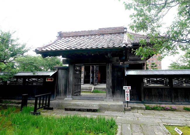 1213　致道記念館を出て，鶴岡公園へ，荘内神社，大寶館，旧致道館と回る．私は致道館は3回目　前のブログ　https://4travel.jp/travelogue/11245348のほうが2回目でゆっくり回ったせいか，写真も丹念だし，説明もよくくわえている．今回は，同僚二人の案内に終始した．前の時工事中（2017年4月）だった鶴岡市文化会館タクト（荘銀タクト鶴岡）が完成していたのが，違っていた．3回目でもやはり致道館は感激する．藩校が庄内藩を強くし，人材を輩出していったのだと思う．時勢が違えばおもしろい雄藩ができていたかもしれない．<br />その後，羽黒街道から銀座通りに歩いていくが，2年前よりよりシャッター通りになっていた感じ．軽食を食べたかったが適当な店がなかった（私の案内した店では同僚二人は重過ぎると）．鶴岡の歴史のある町がこんななんて．地方破壊が進んでいる，寂しかった．なお致道館はhttps://4travel.jp/travelogue/10319134に講堂正面の写真がある