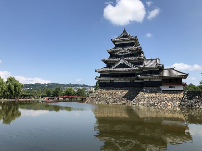 一泊二日で長野の戸隠神社と諏訪大社へ行ってきました。<br /><br /><br />2日目は松本市へ移動し、松本城と諏訪大社参拝。<br /><br />パワースポットの諏訪大社は、エネルギーが強くてフラフラに。こんな体験初めてででしたが、無事4社参りを済ませる事が出来ました。<br /><br />