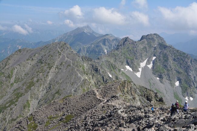 去年ぶちのめされた北アルプスは穂高連邦最高峰の奥穂高岳(3190m)。<br /><br />今年はテント装備揃えたので、前から憧れていた涸沢カールに2泊テント泊し、リベンジを果たしてきました。<br /><br />さすが梅雨明け十日。全日快晴でコンディション抜群！<br />暑かったけど、最高の展望と達成感が味わえ、一生の思い出に残る山行となりました。<br /><br /><br /><br />コースタイム<br />【1日目】<br />上高地8:10-9:15明神9:28-10:19徳沢10:53-11:55横尾(昼メシ)12:34-16:17涸沢(泊)<br />【2日目】<br />涸沢5:45-8:10穂高岳山荘8:46-9:25奥穂高岳9:40-10:11穂高岳山荘(昼メシ)11:08-13:40涸沢(泊)<br />【3日目】<br />涸沢6:30-9:33横尾10:00-10:58徳沢(昼メシ)11:43-12:33明神12:46-13:40上高地