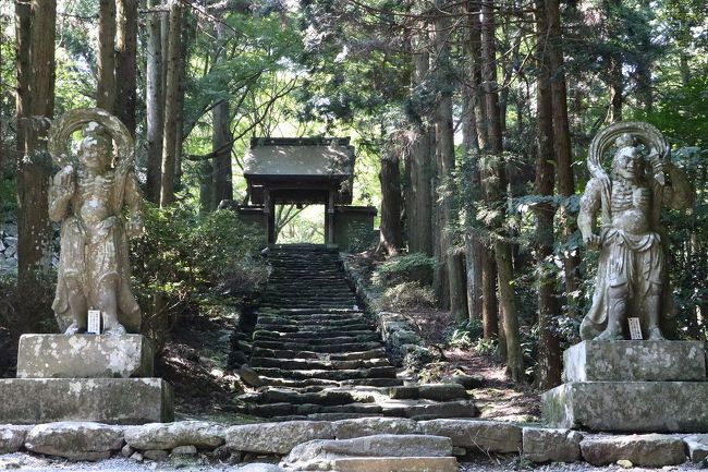 湯布院にある会社の保養所を利用して、2泊3日で国東半島のお寺めぐりと高千穂峡を観光して来ました。<br />今回は天気に恵まれ,その分とても暑く、大汗をかきながらの旅になりました。<br />今回の旅程は、<br />8月2日(金)山陽・中国・東九州自動車道を走って国東半島に行き、道の駅くにみで昼食後、富来神社・文殊仙寺・両子寺・天念寺・富貴寺を巡って湯布院で宿泊<br />8月3日(土)湯布院より、やまなみハイウェイを走って高千穂に向かい、天岩戸神社・天安河原・くしふる神社・高千穂神社を参拝後、高千穂峡を観光して湯布院に戻って宿泊。<br />8月4日(日)九重夢大吊橋観光後、来た道の逆ルートで、途中田舎の墓参りをしたのち帰宅しました。<br />走行距離はトータル1400Km。結構走りました。<br />今回は旅行1日目の国東半島の観光を紹介します。<br />各お寺の山門や仁王石像はとても素敵でした。<br />それにしても九州は遠い。<br />関西から車で7時間も掛かってしまいました。<br />