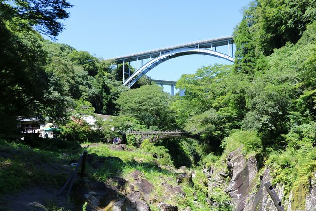 湯布院にある会社の保養所を利用して、2泊3日で国東半島のお寺めぐりと高千穂峡を観光して来ました。<br />今回は天気に恵まれ,その分とても暑く、大汗をかきながらの旅になりました。<br />今回の旅程は、<br />8月2日(金)山陽・中国・東九州自動車道を走って国東半島に行き、道の駅くにみで昼食後、富来神社・文殊仙寺・両子寺・天念寺・富貴寺を巡って湯布院で宿泊<br />8月3日(土)湯布院より、やまなみハイウェイを走って高千穂に向かい、天岩戸神社・天安河原・くしふる神社・高千穂神社を参拝後、高千穂峡を観光して湯布院に戻って宿泊。<br />8月4日(日)九重夢大吊橋観光後、来た道の逆ルートで、途中田舎の墓参りをしたのち帰宅しました。<br />走行距離はトータル1400Km。結構走りました。<br />今回は旅行2日目の高千穂観光と3日目の九重夢大吊橋観光を紹介します。<br />高千穂は天孫降臨の地ということで沢山のパワーをいただきました。<br />当初は『高千穂神社』『天岩戸神社』『天安河原』『荒立神社』『くしふる神社』の5つのパワースポットを回る予定でしたが、『荒立神社』の場所がわからず、4つのパワースポットしか回られなかったのが残念です。<br />それにしても初めて見る天の岩戸と天安河原、とても神秘的な所でした。<br />