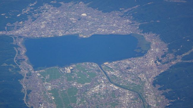 クラブツーリズム社の往復飛行機で行く「東北二大祭り」2泊3日のツアーに、ゴンママが一人で参加しました。<br /><br />1日目 伊丹空港-仙台空港-角館-秋田・竿灯まつり-横手上畑温泉泊。<br /><br />2日目 横手上畑温泉-十和田湖-奥入瀬渓谷-青森ねぶた祭-花巻南温泉峡泊。<br />-<br />3日目 花巻南温泉峡-ゴジラ岩-入道崎-ナマハゲの真山神社-秋田空港-伊丹空港。<br /><br />写真は、上空から見た諏訪湖。