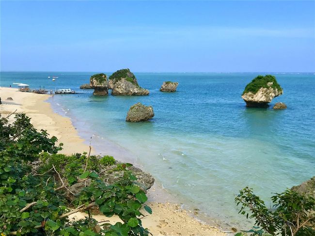 旅行2日目、久高島から高速船で沖縄本島へ戻って、<br />ここから海岸沿いを南へ下り、今宵の宿のある奥武島(おうじま)へ。<br />車の運転が出来ない私ですが、南城市が運営する乗り合いタクシーを<br />利用して途中下車しながら沖縄南部の見所を周りました。<br />琉球最大の聖地でパワーを貰い、その後は青い海を眺めてまったり。<br />奥武島では猫ちゃんに癒され、ゆっくりした沖縄時間を過ごしました。<br /><br />7/10(水)　伊丹空港⇒那覇⇒安座真港⇒久高島(久高島泊）<br />7/11(木)　久高島⇒斎場御嶽⇒知念岬⇒新原ビーチ⇒奥武島(奥武島泊)<br />7/12(金)　奥武島⇒那覇路地歩き⇒那覇空港⇒伊丹空港