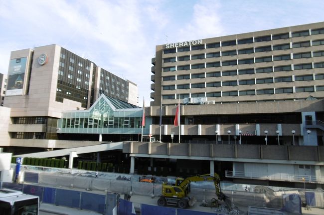 名古屋を午前10時に出発したルフトハンザ機は12時間超のフライトの後、無事、フランクフルト空港に到着。現地時間の午後3時過ぎである。<br /><br />シニア夫婦2人の気ままな旅、急ぐ必要はないので、この日は空港の真横にある「シェラトン・フランクフルトエアポートホテル」(写真)に泊まる。<br /><br />ここは古い大型のエアポートホテルで、現在、様々な個所で大規模リノベーション中である。古いだけあって宿泊代金は安い!マリオットのシニアレートで1泊(2名利用)税・サ込の総額が93ユーロ(1ユーロ123円換算で11439円)だった。しかも、シェラトンクラブラウンジがある。シニアレートはキャンセル可能なので使い勝手がいい。<br /><br />昨年の夏は、同じくフランクフルト空港直近の「ヒルトン・フランクフルト・エアポートホテル」に泊まったが、新築のピカピカホテルだけあって値段が高かった。コスパを考えれば断然シェラトンの方が上である。<br />参照:https://4travel.jp/travelogue/11386629<br />