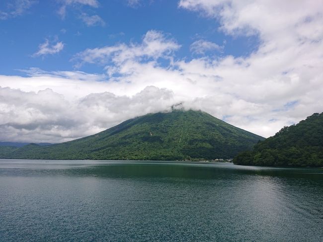 １週間前に急遽行く事になった日光旅～☆<br />気持ちの準備も出来ぬまま（笑）出発しました。<br />奥日光（中禅寺湖）は涼しく緑いっぱいで癒されて来ました！！<br />いろは坂を下ると･･･全然気温が違うような･･･<br />夏の日光は暑かった～その日が暑すぎたのか？東照宮の階段上りで増々暑くなったのか？？とにかく暑すぎた～。<br />おかげでかき氷がとっても美味しかったです！<br />東照宮はかなり久しぶりで、<br />分かってはいた眠り猫の小ささが、見る度に想像以上の小ささで驚きました。<br /><br /><br />＜１日目＞<br /><br />中禅寺湖周辺<br />・竜頭滝<br />・遊覧船（菖蒲ヶ浜）<br />・イタリア、英国大使館別荘記念公園<br />・華厳の滝<br /><br />宿：中禅寺金谷ホテル<br /><br />＜２日目＞<br /><br />日光東照宮周辺