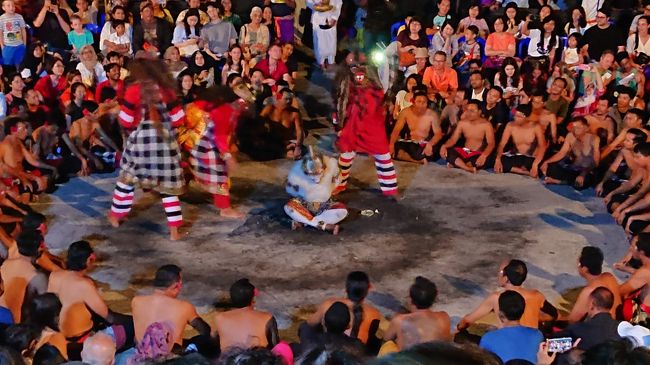 7年半ぶりに2回目のバリ島旅行しました!<br />前回は一人旅でウブドのみ滞在&雨季で観光もあまりしなかったのですが、今回は念願の乾季で、トゥバン→ウブド→トゥバンと移動しながら色々観光しました。<br />初バリの夫が一緒なので、定番の観光地と、2回目ならではの所も織り交ぜて3日間カーチャーターしました。<br /><br />カーチャーター業者は、2日間は大好きバリ!を選びました。<br />(車にスーツケースも載せて移動するから、安心のためにガイド+ドライバーの2人体制が良かったので)<br />こちらは別の旅行記に。<br /><br />3日目は荷物の移動がないので、ガイド兼ドライバー1人体制のバリリラックスツアーへお願いしました。<br />この旅行記は3日目のカーチャーターについてです!<br /><br />バリ島滞在の帰国日前日で、昼過ぎまでホテル近辺でゆっくりして、クタのヤングスパでマッサージ受けてきました。<br />ホテルに戻って、午後2時からウルワツ方面へ行きました。<br />初のビーチクラブで南国の非日常感を楽しみ、夕方からはツアー定番コースでもあるウルワツ寺院でケチャ→ジンバランでイカンバカール。<br />この日も交通渋滞には辟易しましたが、初のウルワツエリア満喫しました。<br /><br />【3日目】<br />AM ホテル周辺でゆっくり<br />12:15-13:30 ヤングスパでマッサージ<br />14:00 トゥバンのホテルへ迎え(Holiday Inn Resort Baruna Bali)<br />14:45-15:00 トーマスビーチをチラ見<br />15:15-16:15 ウルクリフハウス<br />16:45-19:00 ウルワツ寺院&ケチャ<br />19:45-20:45 ジンバランでイカンバカール@ニュームーンカフェ<br />21:30-21:55 スーパーで買い物@Pepito<br />22:00 トゥバンのホテルへ送り(Holiday Inn Resort Baruna Bali)<br /><br />***************************************<br />●バリ島&シンガポール旅行の日程●<br /> 【6/19】羽田空港へ→深夜フライト<br /> 【6/20】シンガポール着→Changi JEWEL観光→夜バリ着、トゥバン<br /> (Holiday Inn Express Baruna Bali泊)<br /> 【6/21】カーチャーターで観光&移動→ウブド(Greenfield Resor Ubud泊)<br /> 【6/22】ウブド街歩き(Greenfield Resor Ubud泊)<br /> 【6/23】カーチャーターで観光&移動→トゥバン(Holiday Inn Resort Baruna Bali泊)<br />★【6/24】カーチャーターでウルワツ周辺観光(Holiday Inn Resort Baruna Bali泊)<br /> 【6/25】朝バリ島発→夕方シンガポールで観光→空港(YOTELAIR Changi泊)<br /> 【6/26】朝チャンギ発→羽田着→帰宅