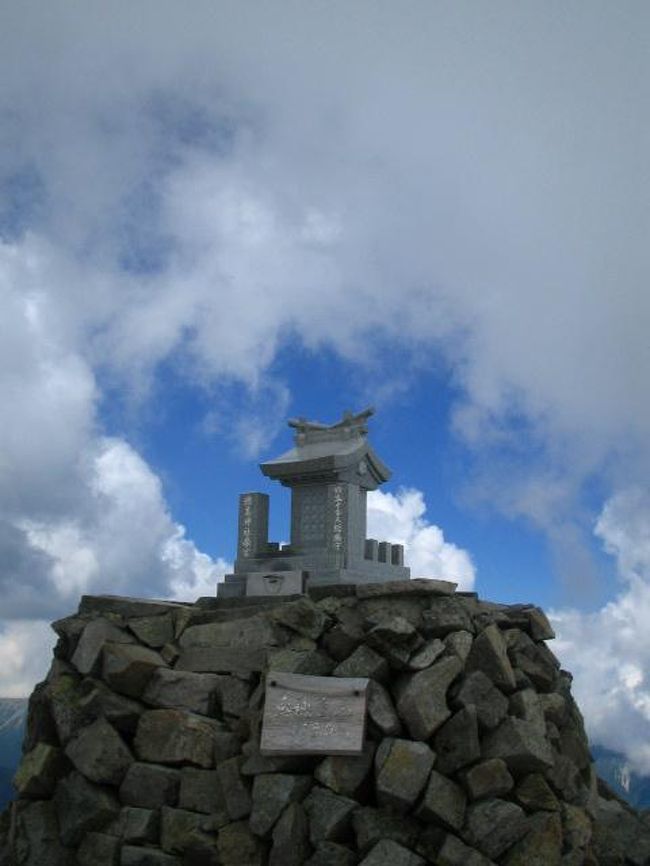 重太郎新道を登りに使い、前穂高への岩場とやせた吊尾根を慎重に通過する。前穂高からの大展望と奥穂高岳山頂での達成感は格別。<br />時間的にはゆとりを持たせたコースだが、前穂の通過は北アルプスでも屈指の岩場コース。ヘルメットの着用を願う。<br /><br />※登山中級プラス<br />※危険度3（危険個所の通過が大きなポイントとなるコース。危険度2のコースを問題なく通過できる事が必要）<br />※登山に不要な荷物を下山まで預かりできる。<br /><br />日本百名山　北アルプス　ゆとりのアルプス<br />日数：3泊4日、食事：朝食3回／昼食1回／夕食3回<br /><br />【基本スケジュール】<br />1<br />新宿西口8:00発〈貸切バス〉〈中央道〉＝松本＝上高地（1504m）…岳沢小屋（2230m、泊）<br />[歩程 約2時間30分]<br />宿泊：岳沢小屋<br />2<br />…紀美子平…前穂高岳（3090m）往復…吊尾根…奥穂高岳（3190m）…穂高岳山荘（2996m、泊）<br />[歩程 約6時間]<br />宿泊：穂高岳山荘<br />3<br />…穂高岳山荘…涸沢岳（3110m）往復…穂高岳山荘…ザイテングラード…涸沢小屋（2350m、昼食付）…横尾（1615m）…徳沢ロッヂ（1562m、泊▽風呂あり）<br />[歩程 約5時間30分]<br />宿泊：徳沢ロッヂ<br />4<br />…明神…上高地（1504m）＝松本〈中央道〉新宿15:30頃着<br />[歩程 約1時間30分]