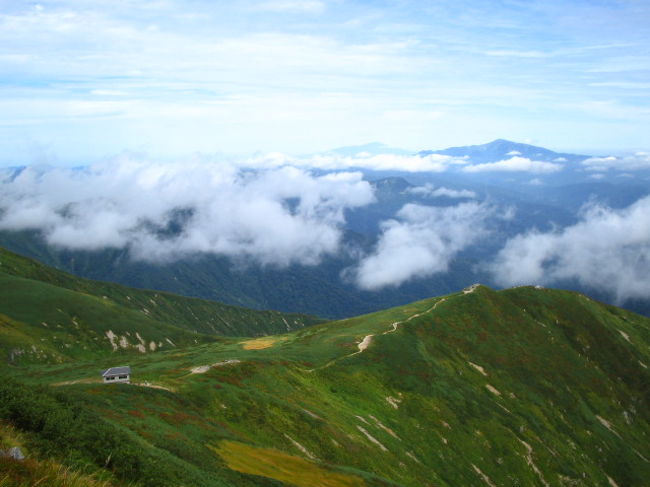 日本百名山、東西30km・南北60kmにもおよぶ広大な朝日連峰。<br />盟主の貫禄十分の最高峰・大朝日岳をヒメサユリと紅葉の時期に往復行程で登山。<br /><br />※登山中級プラス<br />※9月設定はアイゼン不要。<br />※入浴道具等を下山まで預かりできる。<br /><br />東北　日本百名山　花咲く山へ<br />日数：2泊3日、食事：朝食2回／昼食1回／夕食2回<br /><br />【基本スケジュール】<br />1<br />東京駅前9:00発〈貸切バス〉〈東北・山形道〉月山＝月山湖＝古寺鉱泉・朝陽館（連泊▽山荘形式）<br />宿泊：朝陽館<br />2<br />古寺鉱泉（670m）…古寺山（1501m）…小朝日岳（1647m）…銀玉水…大朝日小屋…大朝日岳（1870m）…往路を下山…古寺鉱泉（泊） <br />[歩程 約9時間30分]<br />宿泊：朝陽館<br />3<br />＝月山〈山形道〉山形＝山寺（自由散策）〈東北道▽あだたらSAで各自昼食〉東京17:00頃着<br /><br />[やまがた山](http://yamagatayama.com/)<br /><br />主な登り下りは、①小朝日岳の登りと下り②熊越の下り③銀玉水からの登り<br /><br />大朝日岳（おおあさひだけ）<br />山形・新潟両県の県境にある朝日連峰の主峰<br />「東北の山の中でも一番原始性を持っているように思われる」と深田久弥が名著・日本百名山の中で記した。