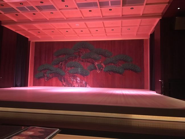 アメリカ人彼氏を連れて、東京4日の旅!<br />ホテルは非常に高い? ので、浅草にあるカプセルホテル?ドミトリー?に泊まりました。<br />私が知っているドミトリーとは違って、オシャレでしたよ~!<br /><br />一日目<br />東京に到着した時には6:00pmくらい。<br />彼は初東京でびっくり。人の多さに。にぎやかさに。<br />ちょっと圧倒されたみたいです。<br />お互いに疲れたからか、ちょっと喧嘩してしまい、夕ご飯は別々に。<br />彼はあとで聞いたら近くのラーメン屋に行ったんだとか。<br />私は近くの居酒屋に行きました。<br />また、こんな時もあるでしょう!<br /><br />2日目<br />東京はアクティブに行こうと決めていたので(この前の日までは草津温泉にいました)<br />朝から動きます!<br />日本橋へ行って、あのアートアクアリウムへ行ってきました。<br />いや~幻想的。意外と小さかったけど(そして常に人が多い)、アイディアに楽しませていただきました。<br /><br />そこから出て少し周囲のお店をぶらぶら。<br />押し寿司の型とか、だし汁とかを購入。古風なものが多いんですね、日本橋って。<br />おみやげに最適でした。<br /><br />それから、明日の目的である「水義庵」へ行って予約をしてきました。<br />水義庵は、ミニ能楽堂のようなところで、お酒を飲みつつ能について学ぶことができるという場所です。<br />何気に今回の東京旅行で私的No'1かも!<br />ネットで予約すればよかったんですが、実際に見てから決めようと思い<br />昼過ぎに立ち寄ってシステムの説明を受けて、その場で「明日2人分、席の予約をお願いします!」。<br />ちょうど席が空いていてよかった~。<br /><br />それから電車とバスを乗り継いて、ジブリ美術館こと「三鷹の森美術館」へ。<br />着いてから入場開始時間まで少し余裕があったので、<br />近くのパン屋さんにはいって、ゆっくり。こだわりのパン屋さんでしたよ。<br /><br />そして美術館ですが、いや~ここよかったです!非常に!<br />ジブリの世界に入るというのもありますが、アニメがどれだけ手間をかけて作られているのかを<br />知ることができました。<br />そして中にジブリの本屋さんがあるんですが、その楽しさったらない?<br />大満足で帰りました。<br /><br />2日目<br />今日は私は自分の友達と昼過ぎまで予定があったので、別行動。<br />彼は御多分に洩れず、秋葉原へ行きました。笑<br />4:00pmすぎに合流して、水義庵へ。<br />ワンドリンク制なのでお酒とワインを注文。<br />あっという間に終わってしましましたが、能が終わってからも少しゆっくりできるので<br />館内を少し見て回っていろいろと勉強させていただきました。<br /><br />3日目<br />この日は共通の友人夫婦と合流して浅草巡り。<br />いろいろと連れてってもらいました!<br />まず、天ぷら屋さんへ。<br />まさかの7階建にびっくり!席に余裕があってすぐに座れました(そりゃそうですよね!笑)<br /><br />それから浅草巡り~。非常に暑かった。<br />浅草は人生で2回目。<br />いろいろとお土産を買いました。<br />お酒の徳利とか、扇子とか、タペストリーとか。<br />途中で冷抹茶があって、よかったな。ほどよい甘さで。<br /><br />そこから船に乗ってお台場へ移動。どのくらい乗っていたのかわかりませんが<br />結構長めに乗っていて、眠くなっちゃいました。笑<br />ビールなんかも買って飲めるようでした。<br /><br />それからお台場へ移動。<br />ダイバーシティへ行って、集英社のジャンプショップへ。<br />これも私ではなく、彼のチョイスです!笑<br />あとはもちろんガンダム見ました。うん、大きい。<br />そろそろこのへんで、ということで友人たちとはバイバイ~<br /><br />電車に乗って帰りましたが、なんとこの日は隅田川の花火大会ということで<br />どこもかしこも激混み。<br />さらに浅草のホステルに泊まっていたものだから、人がすごい。<br />花火はちょっとだけ見て、すしざんまいで晩御飯。<br />帰ってきてすぐ寝ちゃいました。<br /><br />4日目<br />朝バタバタと準備をしてチェックアウト。<br />ラーメンを食べて帰路へ!<br />東京は1週間ぐらいいたのかとおもうほど充実していました。<br /><br />今回は結構彼の趣味と私の予定に合わせて行動したので<br />次回は市場とかも行きたいな。<br /><br />