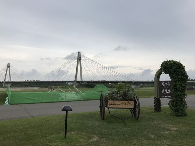 今年3度目の北海道旅行、3連休を利用して、十勝川温泉に1泊、釧路に2泊の3泊4日の旅となりました。往路は帯広空港、復路は釧路空港でした。<br />旅行を計画した時は、暑い夏に避暑に行こうと計画した北海道旅行でしたが、東京も梅雨寒がずっと続いていて、北海道の涼しさにも、さほど有難みは感じずという結果に。旅行中は、連日のように雨で、ここまで天気に恵まれないのも珍しいという旅になりましたが、道の駅を巡りつつ、北海道の美味しいものをたくさん食べてきました。<br />前編は十勝編です。宿泊したホテルは、「十勝川温泉 第一ホテル豆陽亭」でした。