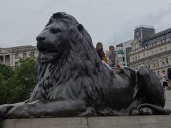 ロンドンを歩く。(4.5) Trafalgar Square は人がいっぱい。どこから来るのでしょうか。かく言う私も。。。