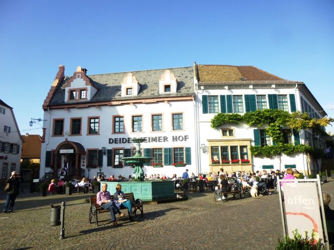 <2013年秋・ドイツ・ベネルックスの旅><br />ドイツ・メルヘン街道、ミュンスターラントの水城と、オランダ・マーストリヒト、ベルギー・ルクセンブルクのアルデンヌ地方の古城を巡る旅<br />期間 :2013年10月14日(月)~10月28日(月)15日間<br /><br />①2013年秋のドイツ1:無人となった古城ホテル ビューディンゲン城のお客は私共だけ。<br />②2013年秋のドイツ2:カエル戦争伝説の城を発ち、メルヘン街道を北に向かう。<br />③2013年秋のドイツ3:フリッツラーとヴィルドゥンゲンの木組みの家並み、山上のヴァルデック城<br />④2013年秋のドイツ4:“F”に王冠の商標で知られるフュルステンベルグ窯、トレンデンブルグ城、ザバブルク城を巡る。<br />⑤2013年秋のドイツ5:ザワーラント・フランケンベルク(エーダー)の市庁舎には独特の10の塔がある。<br />⑥2013年秋のドイツ6:力強く、最も美しい山城の1つと称されているアルテナ城<br />⑦2013年秋のドイツ7:ミュンスター地方の典型的な水城レンベック城は古城ホテル<br />⑧2013年秋のドイツ8:ミュンスター地方・黄葉の森の中に立つ5つの水城を巡る。<br />⑨2013年秋のドイツ9:ラエスフェルト城近くにキャベツ夫人・アンナの彫像が立つ。<br />⑩2013年秋のドイツ10:懐かしのデュッセルドルフ、オランダ国境のアンホルト水城、ヘルテフェルト城へ。<br />⑪2013年秋のドイツ(オランダ編)11:オランダもこぢんまりした古城ホテルがある。<br />⑫2013年秋のドイツ(ベルギー編)12:かのカエサルも“ガリア地方最大の森”と称したアルデンヌの古城を巡る。<br />⑬2013年秋のドイツ(ベルギー編)13:名園で知られたアンヌヴォワ城で風邪をひき、立ち往生する。<br />⑭2013年秋のドイツ(ベルギー編)14:”ルネサンスの宝石”と讃えられる古城の部屋でひたすら寝て、汗をかく。<br />⑮2013年秋のドイツ15:病み上がりの身には130kmの距離にある国境のボレンドルフ城も遠い。<br /><br />写真はマルクト広場前の5つ星ホテル ダイデスハイマーホフ<br />
