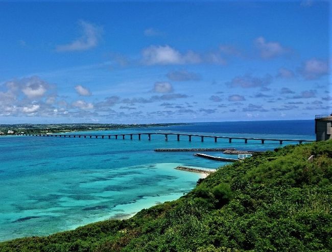 7月から毎日サンデー状態の夫が「暇だから宮古島行く」と。<br />どうやら、このところの雨続きの沖縄旅行には「青い空と青い海」が不足している。これは宮古島の「宮古ブルー」で足らない青さを補充しなければ。という事らしい。<br /><br />そういうことで、宮古島リピーターの夫に連れられ。初めて宮古島旅行。<br /><br />梅雨も明けて夏真っ盛りの宮古島でカヤックシュノーケルツアーに島めぐりと、他のどこにも無い、絶景の美しい青「宮古ブルー」を体感する旅、3日目です。<br /><br />3日目はドライブで海中橋の伊良部大橋・来間大橋・池間大橋コンプリートを目指します。車窓から宮古ブルーを満喫する旅です。<br /><br />写真枚数多くなってしまいました。