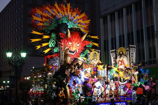 八戸三社大祭はおがみ神社と長者山新羅神社と神明宮の３社によるお祭り。<br />祭りを大いに盛り上げるのが、27台の巨大な山車です。<br />「ヤーレ、ヤーレ」の元気な掛け声とともに大太鼓、小太鼓、笛のお囃子が夏空に響き渡り、独特な情緒をかもしだします。