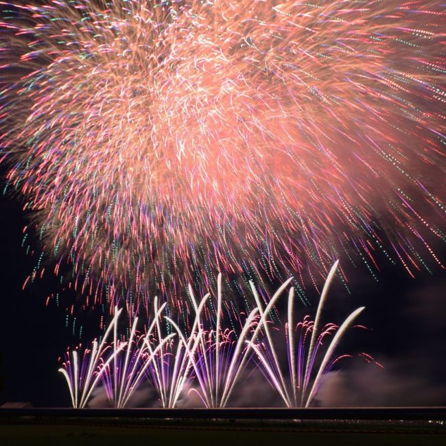 今年も花火の季節がやってきました!<br />去年初めて見た長岡花火大会は感動のオンパレード♪<br />去年の旅行記はこちら。4travelさんのHPのオススメ旅行記にピックアップしていただきました。<br />▼ ▼ ▼ ▼ ▼ ▼ ▼ ▼ ▼ ▼ ▼ ▼▼ ▼ <br />https://4travel.jp/travelogue/11386213<br /><br />去年は長岡に住む友人が有料マス席を当ててくれて、自宅にお泊まりと至れり尽くせり。<br />長岡市民でもチケットを入手するのは困難なようで、2次募集で何とかゲットしてくれました。<br />今年は友人たちみんなで応募して1次募集で席を確保することが出来ました!!<br />もちろん宿泊は長岡の友人宅。食事や買い出しや花火会場までの移動も全て現地ガイドさん付きの贅沢三昧。<br />これから毎年恒例行事になるといいな♪<br /><br />