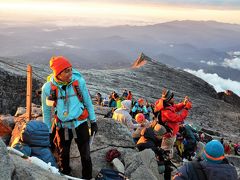 キナバル山を登ってみた（アタック編）　高度4,000mを突破！　灰色の世界を超えて、いざキナバルの頂点へ　オッサンネコの一人旅