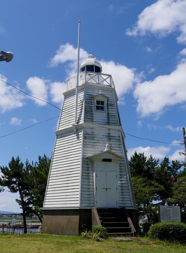 1019　タクシーで酒田駅前に　コインロッカーに荷物を入れてから再度タクシーで日和山公園へ．晴れてきた中を散歩する．展望台で最上川河口の景色もいいがなんて言ったって木造六角灯台 （旧酒田灯台）が最高！なんか外国！これはとてもいい！そのあと北前船のある池なのを散歩した．旧白崎医院を見忘れてしまった　残念！<br />日枝神社の山王鳥居と随神門を見た後，海向寺に．忠海上人（1755年入定）、円明海上人（1822年入定）の即身仏2体が安置されている．私は2年前に南岳寺で鉄龍海上人を拝んだことがあるので，もういいやとおもっていたら，同僚の一人が見たいと．もうひとりは近くの喫茶店へ　合掌<br />そのあとのNKエージェント事務所 に使われた建物を見た後，坂を下りて，山王クラブへ．明治28年建築の料亭だ．料亭らしい部屋を見学したが，ここの特徴は傘福の展示！「傘福」は、江戸時代から酒田に伝わるつるし飾りのひとつ。 女性たちが一針一針心を込めて子孫繁栄や無病息災、家族の幸せを願い細工物を傘に吊るし、地元の神社仏閣に奉納した風習という．料亭を見るととても懐かしい気がする．昔立川にあった無門庵という料亭をおもいだす．