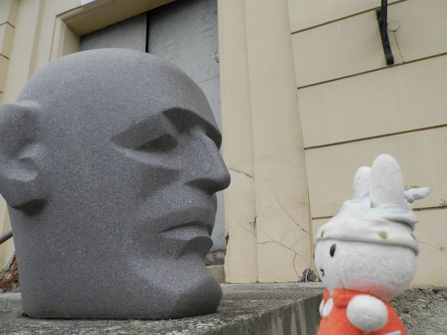 グーちゃんだよ。<br />リーガ旧市街を早足で徘徊したグーちゃん一行、<br />最後はなべあつに教えてもらったコンビニで<br />ビールを買い猫の家の前の広場で、プシュ!<br />徘徊するには適度の広さの旧市街。<br />見るモノも多くて飽きさせないところなんか<br />さすが世界遺産!